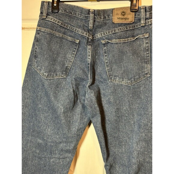 Wrangler Jeans Men's 33X30 Relaxed Fit Straight Leg Medium Wash Denim Pants - Picture 9 of 10